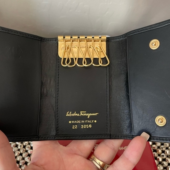 Salvatore Ferragamo EUC  unisex key holder - Picture 4 of 11